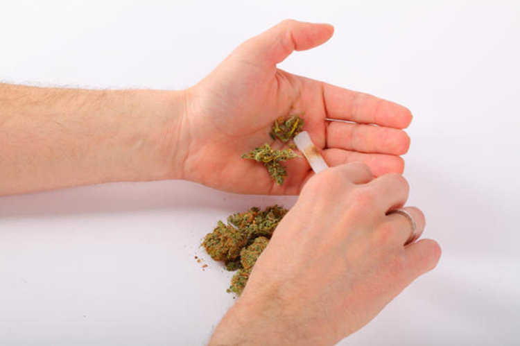 Цигари без бандерол и 4 грама канабис спипаха димитровградски полицаи