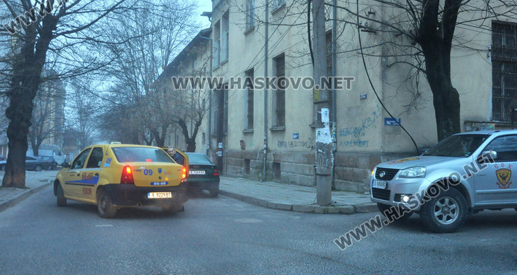 Читател: такси спря на зебра на кръстовище да остави пътничка в час пик