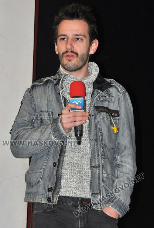 Режисьорът на постановката Стефан Зарев признава, че работата с 13 актьори в една пиеса е била предизвикателство