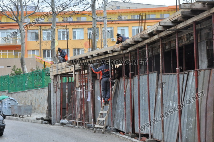 Строят магазини и офиси върху тротоар до детска градина в Хасково (обновена)