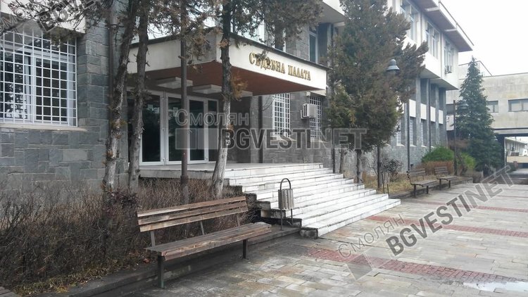 Започва делото срещу Ефрем Моллов, мълчаливо бдение пред съда в Смолян от "Родопски хайдути" 