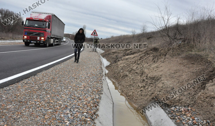 Свлачища от пръст засипаха канавката по околовръстното край Хасково