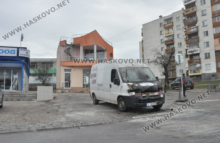 Бус пламна по „Васил Левски“ в Хасково