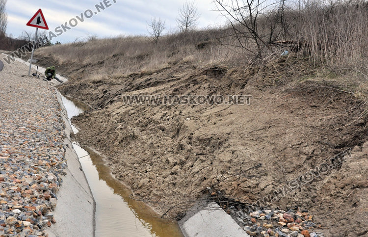 Свлачища от пръст засипаха канавката по околовръстното край Хасково