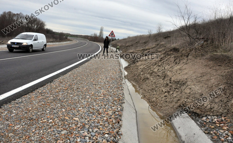 Свлачища от пръст засипаха канавката по околовръстното край Хасково