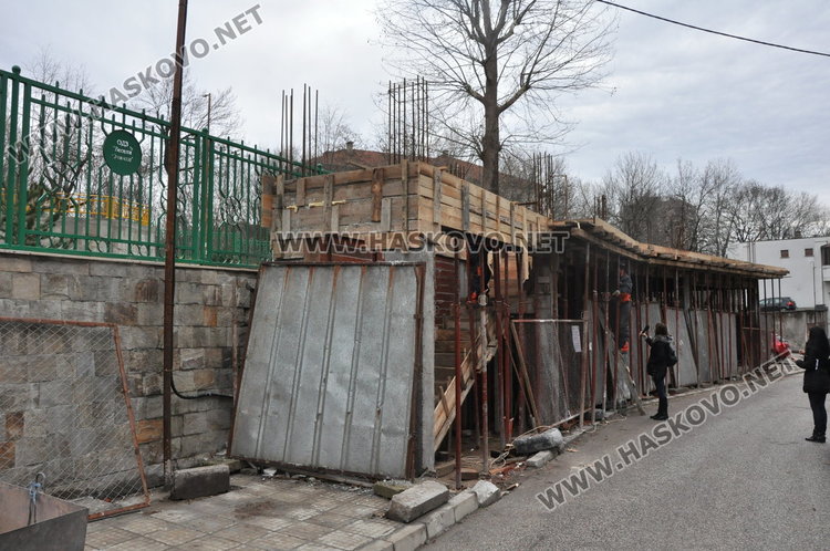 Строят магазини и офиси върху тротоар до детска градина в Хасково (обновена)