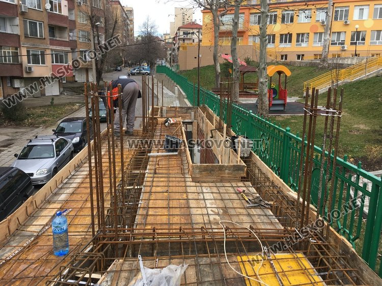 Тротоарът до детската градина е частен парцел, общината търси решение