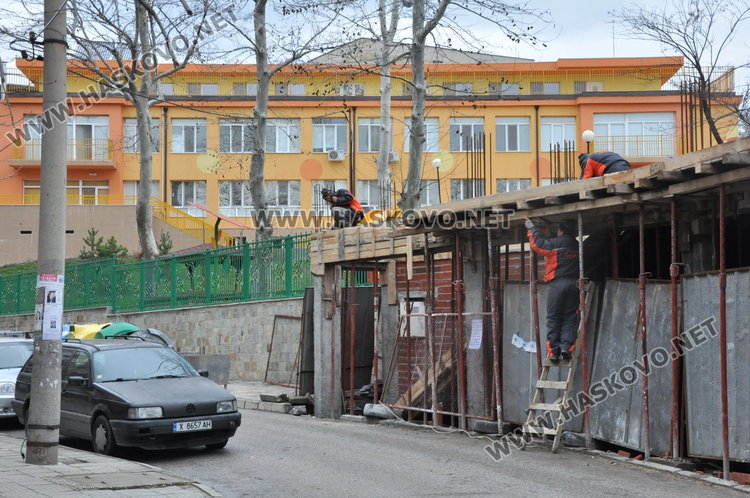 Строят магазини и офиси върху тротоар до детска градина в Хасково (обновена)