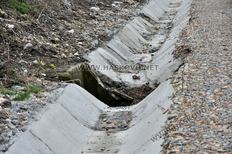 Свлачища от пръст засипаха канавката по околовръстното край Хасково