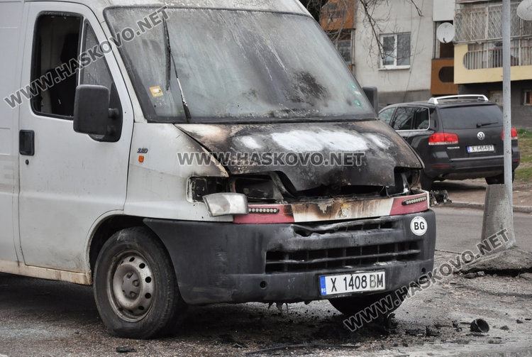 Бус пламна по „Васил Левски“ в Хасково