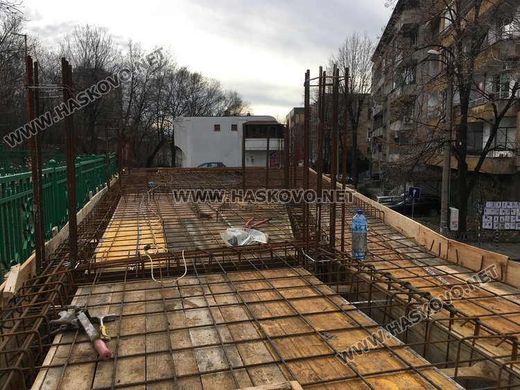 Строят магазини и офиси върху тротоар до детска градина в Хасково (обновена)