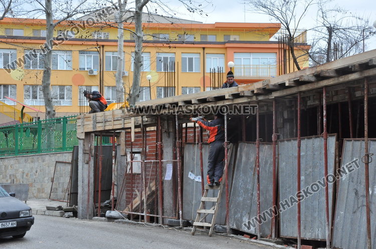 Строят магазини и офиси върху тротоар до детска градина в Хасково (обновена)