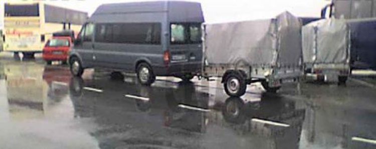 Незаконен транспорт: Превозвач от Черноочене върти „бизнеса си“ с над 30 буса, които редува