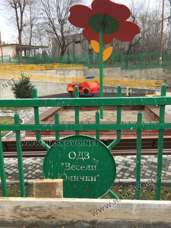 Строят магазини и офиси върху тротоар до детска градина в Хасково (обновена)