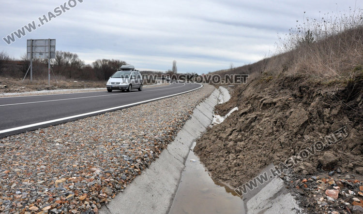 Свлачища от пръст засипаха канавката по околовръстното край Хасково
