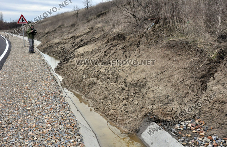 Свлачища от пръст засипаха канавката по околовръстното край Хасково