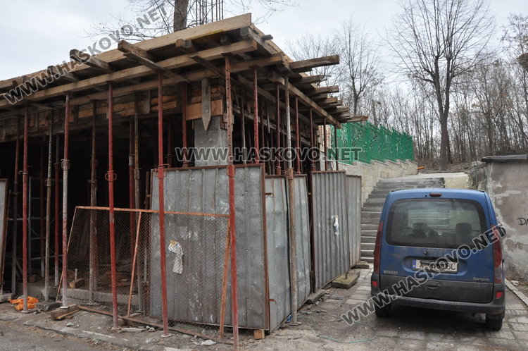 Строят магазини и офиси върху тротоар до детска градина в Хасково (обновена)