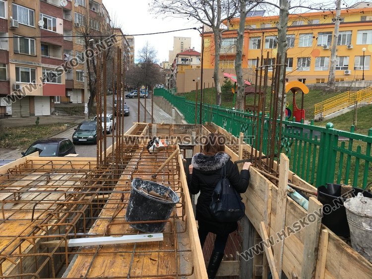 Строят магазини и офиси върху тротоар до детска градина в Хасково (обновена)