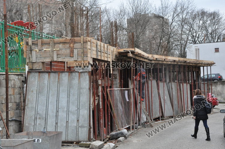 Тротоарът до детската градина е частен парцел, общината търси решение