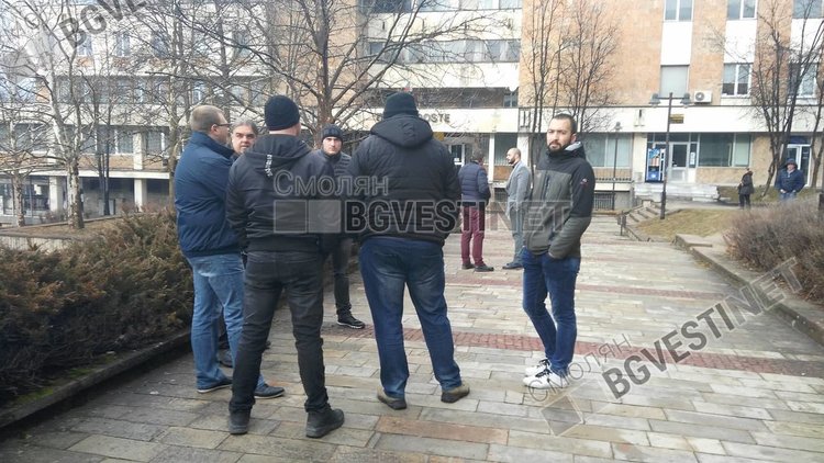 Половин час преди насроченото за 10 часа първо заседание по делото, младежите се събират пред Съдебната палата в града