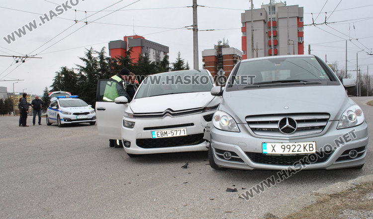 Грък със Ситроен удари хасковски Мерцедес на пътния възел в Орфей