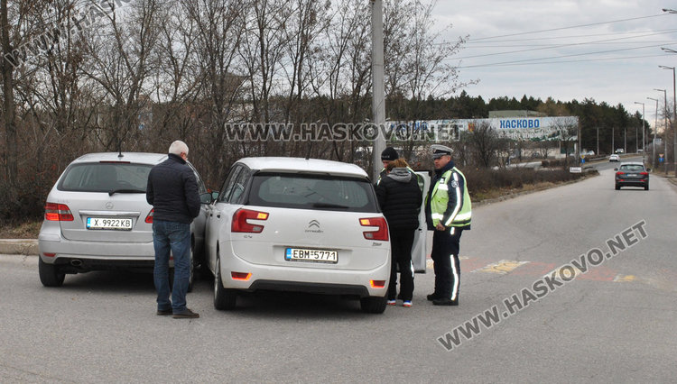 Грък със Ситроен удари хасковски Мерцедес на пътния възел в Орфей