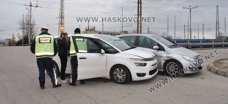 Грък със Ситроен удари хасковски Мерцедес на пътния възел в Орфей