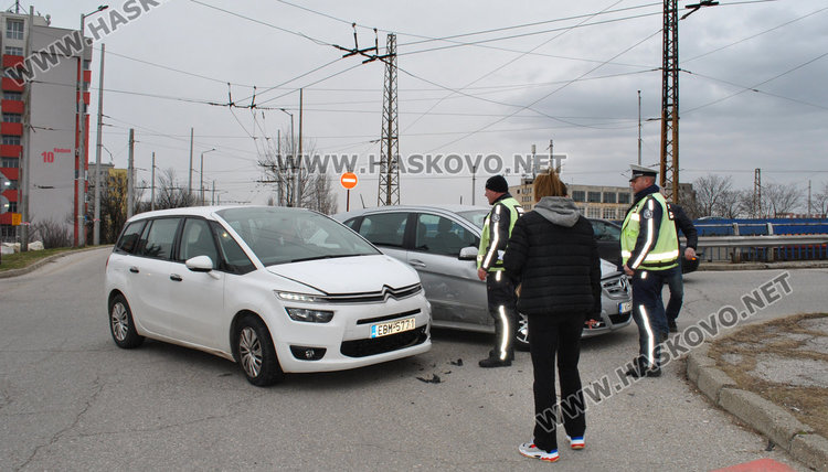 Грък със Ситроен удари хасковски Мерцедес на пътния възел в Орфей