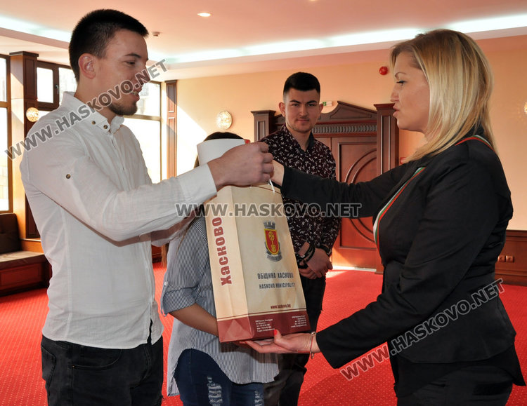 Брак след запознанство във фейсбук, още 6 двойки си казаха "да" на празника на влюбените