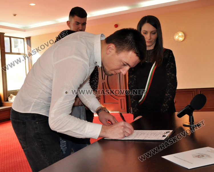 Брак след запознанство във фейсбук, още 6 двойки си казаха "да" на празника на влюбените