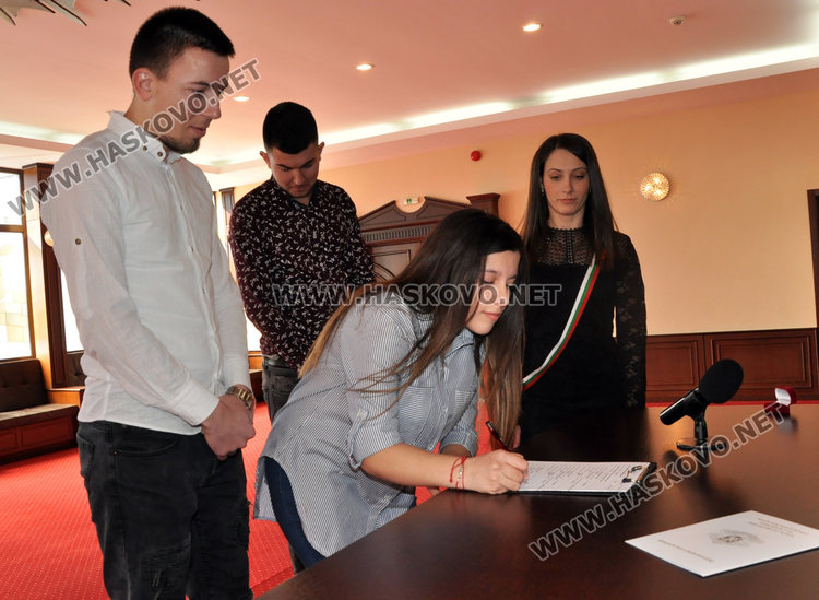 Брак след запознанство във фейсбук, още 6 двойки си казаха "да" на празника на влюбените