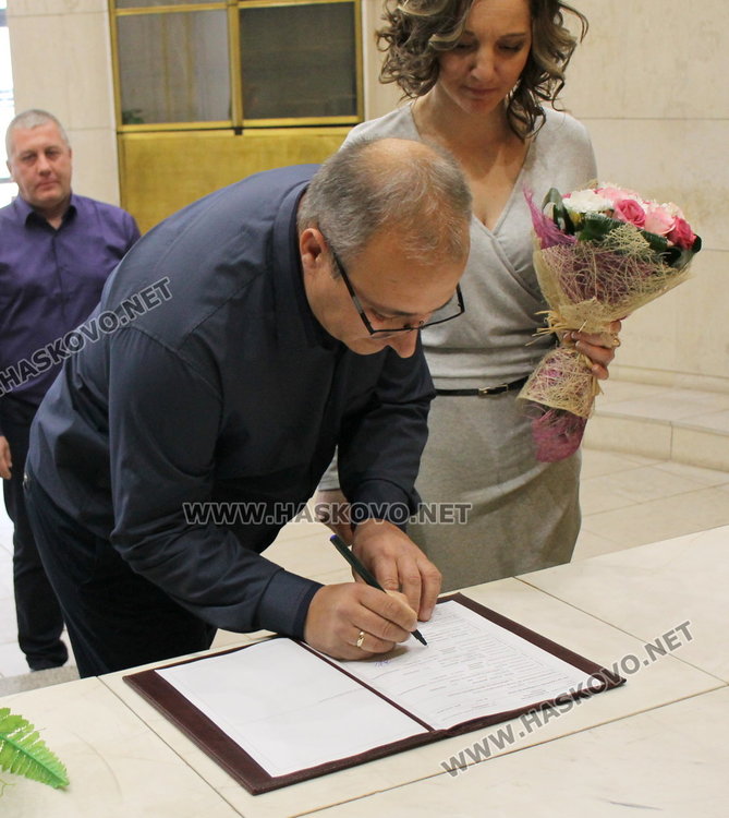 В деня на влюбените и виното, две нови семейства венча кметът на Димитровгрд