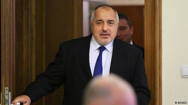 Борисов раздава пари. Защо ли?