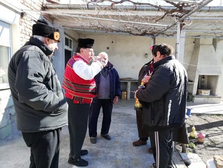 11 винари се състезаваха за най-добро вино в с. Бряст