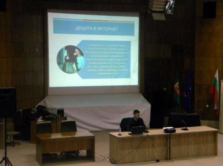 Експерт от ГДБОП обясни на ученици от Смолян за рисковете в интернет