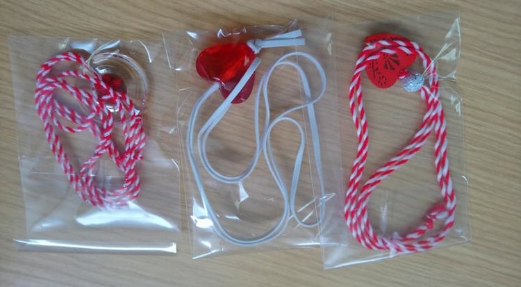 Децата в Клуба сами правят мартениците, които ще продават, а средствата ще са в помощ на 12 годишното дете