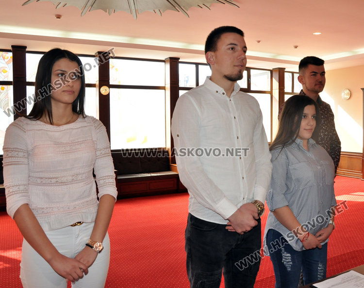 Брак след запознанство във фейсбук, още 6 двойки си казаха "да" на празника на влюбените