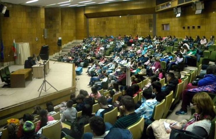 Сесийната зала в Община Смолян рядко е толкова пълна, както беше по време на срещата за темата с безопасно сърфираме от децата в интернет