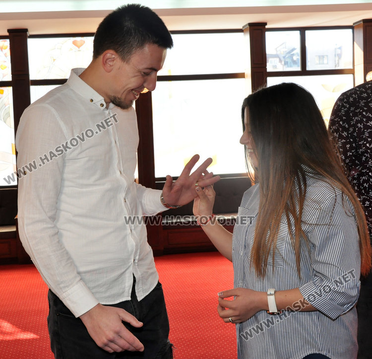 Брак след запознанство във фейсбук, още 6 двойки си казаха "да" на празника на влюбените