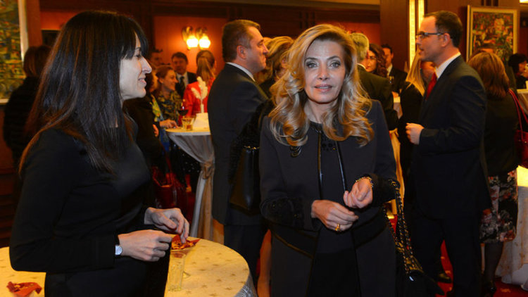 Петролната компания на Венецуела е превеждала пари в Инвестбанк