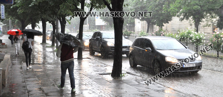 Облачно в петък със слаб дъжд