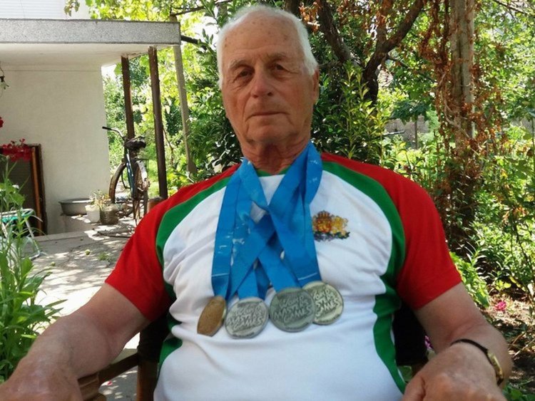 Изпратиха шампиона Петър Панайотов в последния му път