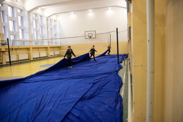 В Първомай отново шият големи знамена