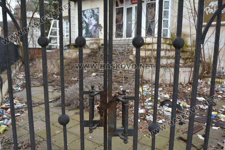 Ремонтират и продават, тънещата в мръсотия къща на Смочевски