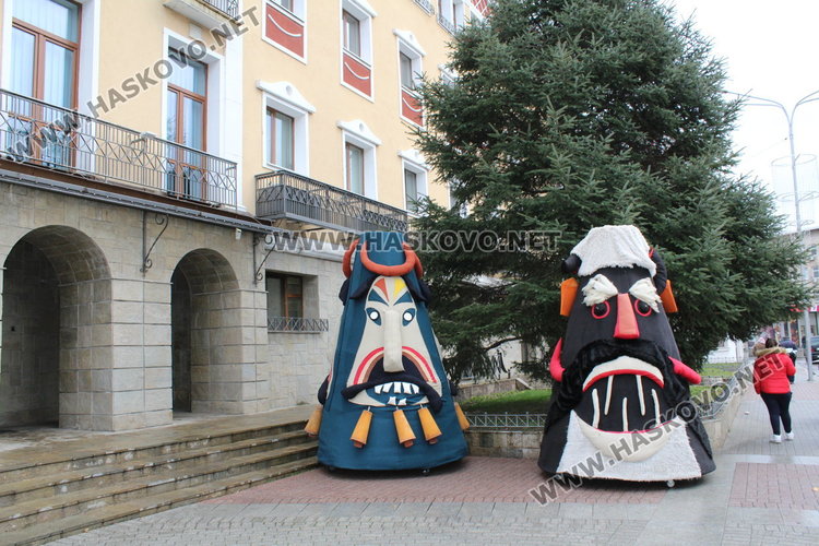 Гигантските маски от Кукерландия гонят злото в Хасково