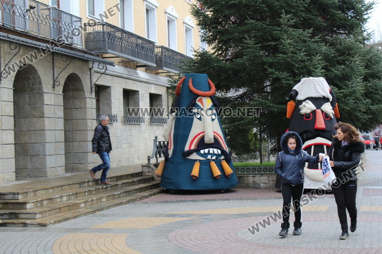 Гигантските маски от Кукерландия гонят злото в Хасково