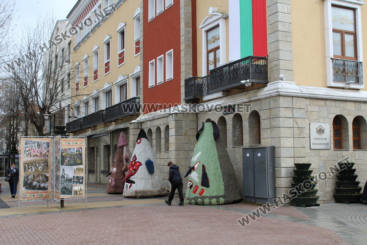 Гигантските маски от Кукерландия гонят злото в Хасково