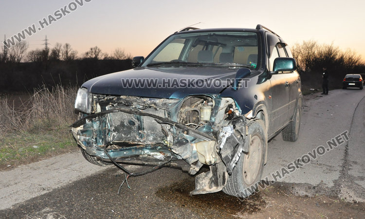 Моторист се заби челно в джип и избяга