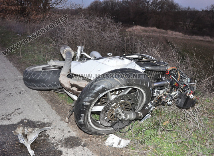 Моторист се заби челно в джип и избяга