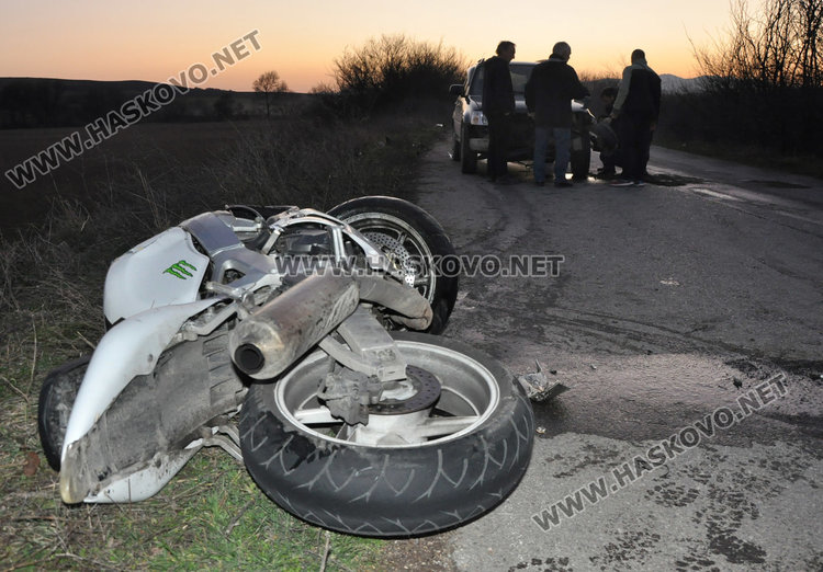 Моторист се заби челно в джип и избяга